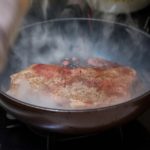 フライパンで焼く厚切り豚肩ロースのソテーレシピ:焼き油の役割と熱の伝え方