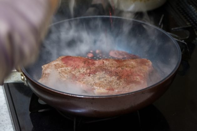 フライパンで焼く厚切り豚肩ロースのソテーレシピ：焼き油の役割と熱の伝え方