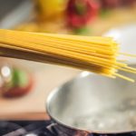 牡蠣のスパゲティ:ソースとしての食材に牡蠣を使ってプロ仕様の料理に