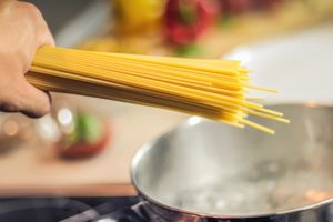 牡蠣のスパゲティ：ソースとしての食材に牡蠣を使ってプロ仕様の料理に