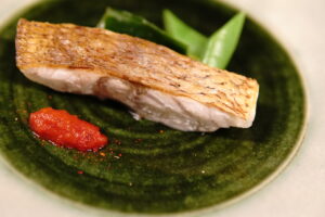 魚の皮をパリッと仕上げる|フライパンを使った魚の焼き方の基本技術